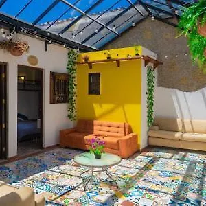 La Casa De Las Plazas Guest house